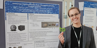Person neben einem Poster
