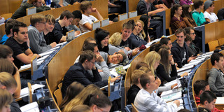Main audimax Students are sitting in a lecture in the audimax.