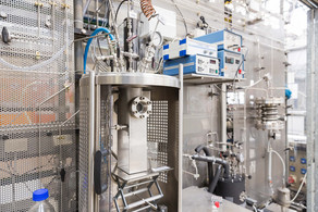 Geräte im Labor Ein Metallgerät in einem Labor mit verschiedenen anderen Geräten.